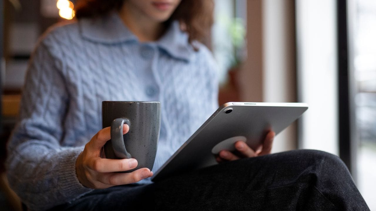 mulher usando seu tablet na empresa