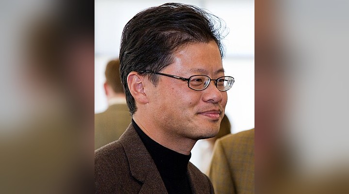 Quem é Jerry Yang? Conheça o co-fundador do Yahoo! e seu papel na história da internet.